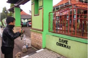 Salah satu coretan Save Ciremai terpampang ditembok sekolah.